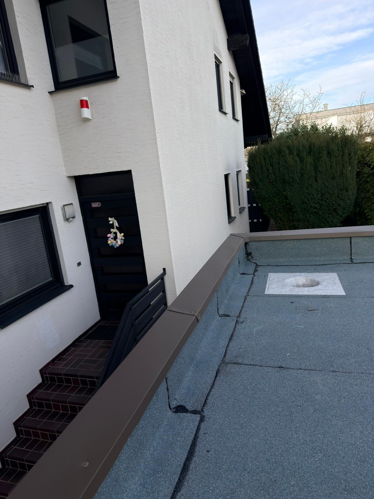 Flachdach-Terrasse mit neuer Attika